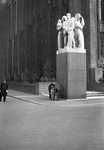 836680 Afbeelding van de kranslegging bij het monument voor tijdens de oorlog gevallen spoorwegpersoneel aan het ...